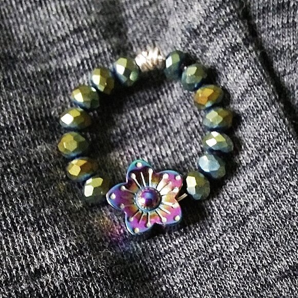 🍂🍁🍃 3/$25! Flower Power! Beaded Green Hematite Beads + Flower Ring S 4.75 - Picture 5 of 5